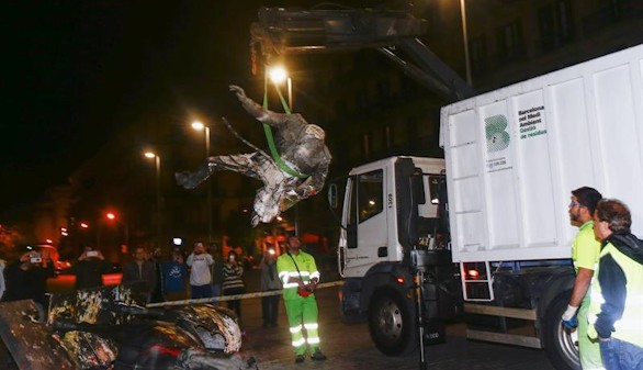 Retirada la estatua de Franco decapitado en Barcelona