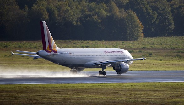 El avión lanzó una llamada de socorro antes de estrellarse