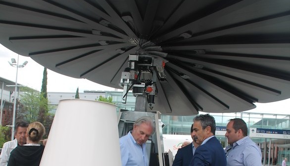 Energía limpia: un 'girasol' fotovoltaico en el jardín de casa