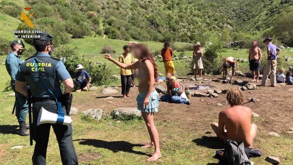 Acampada hippie en La Rioja: la Familia Arcoíris practica sexo libre sin miedo al covid