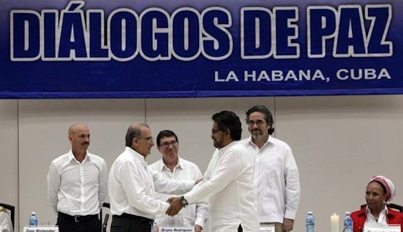 El Gobierno y las FARC firman un acuerdo de reparación a las víctimas