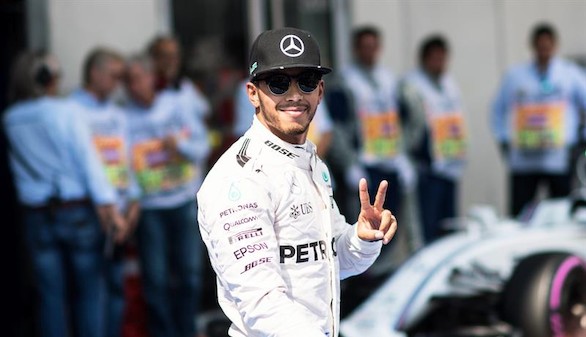 Hamilton pelea con Rosberg y gana en Austria