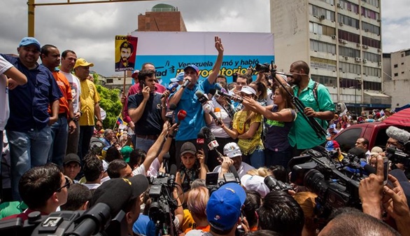 Capriles planta cara a Maduro en plena crisis