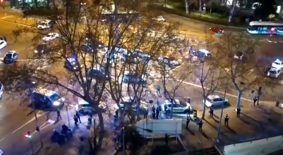 Espectacular homenaje de la Policía a los sanitarios de Madrid