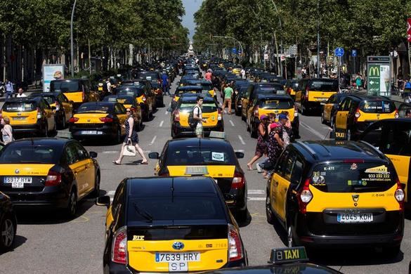 El centro de Barcelona, colapsado por las protestas de los taxistas