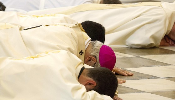 El arzobispo de Granada, Francisco Javier Martínez, se ha postrado hoy ante el altar mayor de la Catedral de Granada para pedir perdón por los 'escándalos' que han afectado a la Iglesia. EFE/Miguel Angel Molina