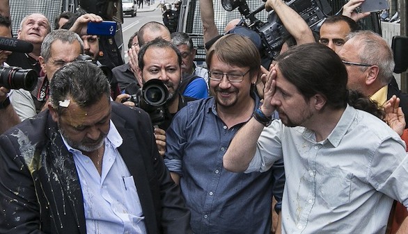 Lanzan un huevo a Iglesias cuando daba su apoyo al taxi