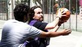 Iglesias se relaja jugando al fútbol y baloncesto con amigos