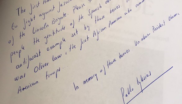 Iglesias obsequia a Obama con un libro sobre la Brigada Lincoln