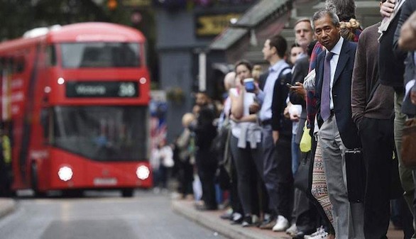 Londres sopesa penalizar a las empresas que contraten a trabajadores de la UE