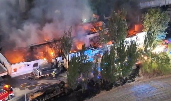 Desalojado un hotel por el incendio en una nave industrial en Getafe