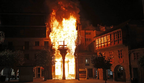 Espectacular incendio en el centro histórico de Pontevedra