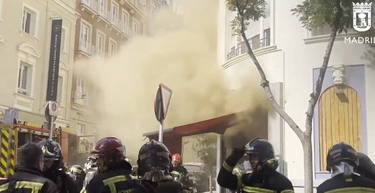 Nueve bomberos heridos, dos de ellos graves, en un incendio en un restaurante en Madrid