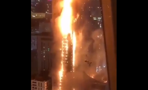 Impactante incendio en un edificio de 48 plantas en Emiratos