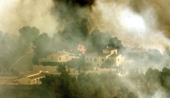 El fuego se reaviva y calcina casas tras quemar 300 hectáreas en Jávea