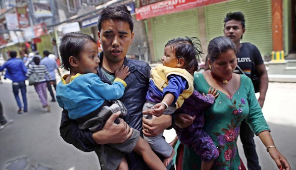 Otro terremoto azota Nepal: aumentan a 66 los muertos y a 1.928 los heridos