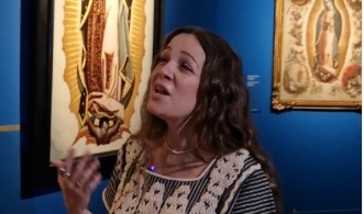 Natalia Lafourcade canta ante un cuadro de la Virgen de Guadalupe en el Prado