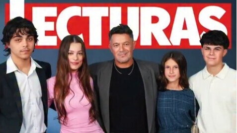 Las revistas del corazón: Alejandro Sanz posa con su novia y sus cuatro hijos