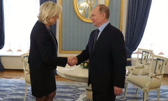 Encuentro sorpresa entre Le Pen y Putin