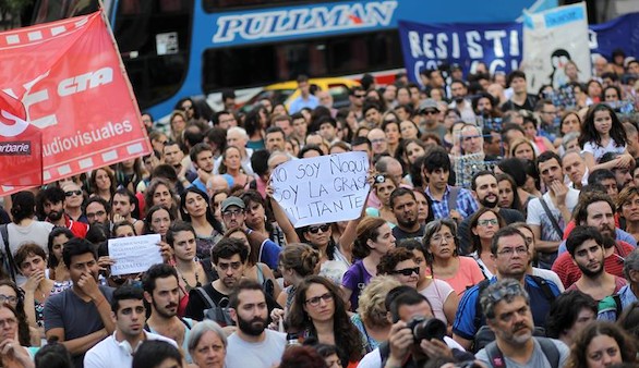 Miles de personas protestan en Argentina contra los despidos masivos del Estado