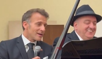 Macron sorprende al cantar La Bohéme acompañado por el presidente armenio al piano