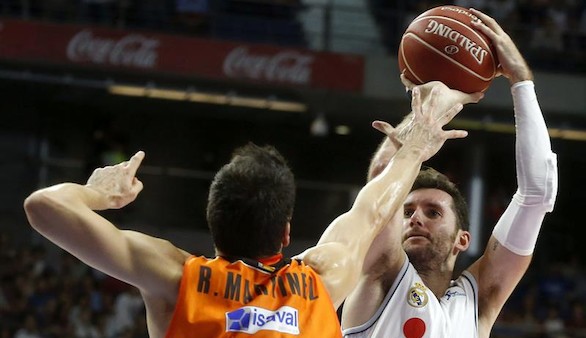El Valencia sorprende al Madrid y ganan Barcelona, Unicaja y Laboral Kutxa