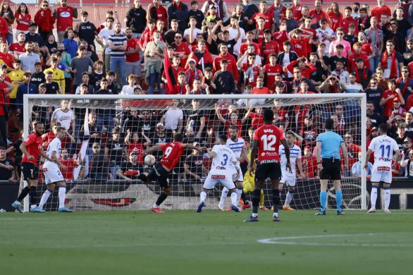 El Mallorca le gana el tú a tú por la salvación al Alavés | 2-1