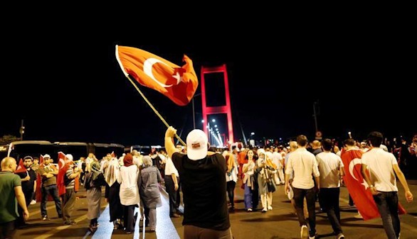 Erdogan suma y sigue: ordena detener a 42 empleados de medios