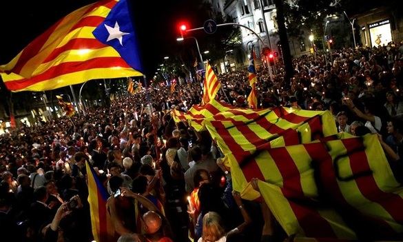 Miles de personas protestan en Barcelona por las detenciones