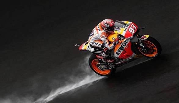 GP de Malasia. Márquez se cae y se complica el Mundial, con Pedrosa en la pole