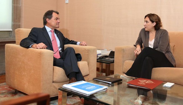 Mas y Colau rompen el hielo en una primera reunión de reproches