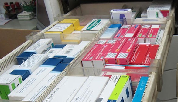 Competencia critica la regulación actual de las farmacias