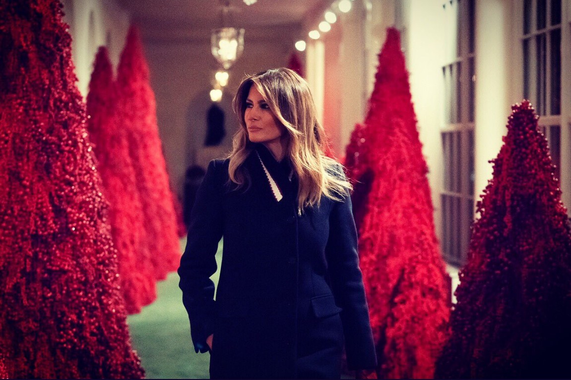Melania Trump tiñe de rojo la Casa Blanca para celebrar la Navidad