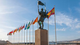 Estatua de Pedro de Estopiñán, emisario del III Duque de Medina Sidonia, cuya llegada en 1497 supuso la incorporación de la ciudad a la Corona de Castilla.