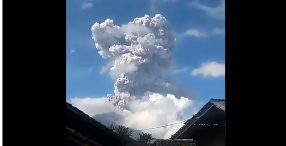 El volcán Merapi entra en erupción y genera una columna de humo de 6 kms