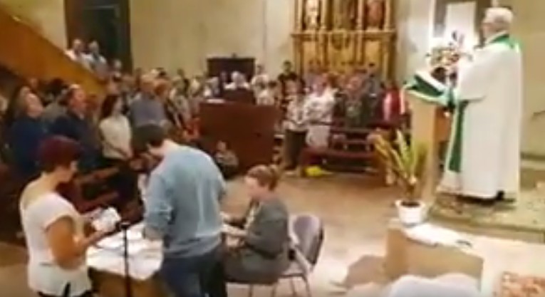 Vídeos virales. Recuento de papeletas del referéndum... en misa