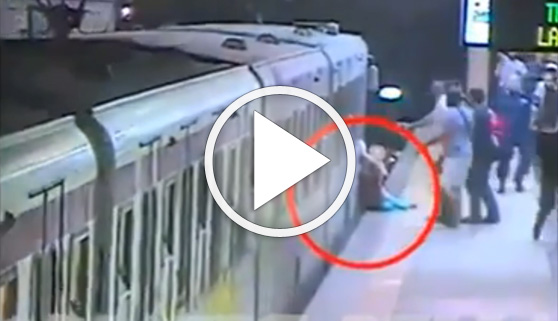 Vídeos virales. Una mujer es arrastrada por el metro de Roma