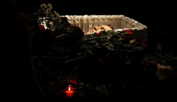 Féretro con los restos mortales del líder opositor Borís Nemtsov durante su capilla ardiente instalada en una sala del Centro Sájarov, en Moscú (Rusia). EFE/Sergei Ilnitsky