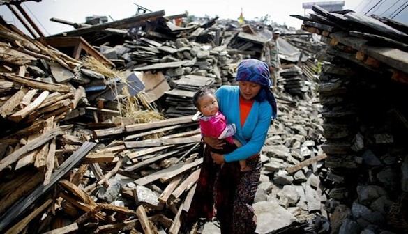 Rescatado un hombre de más de 100 años entre los escombros de su casa en Nepal