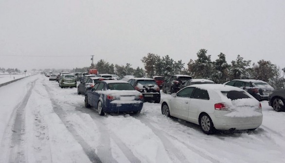 La DGT culpa a la concesionaria del caos provocado por la nieve en la AP6