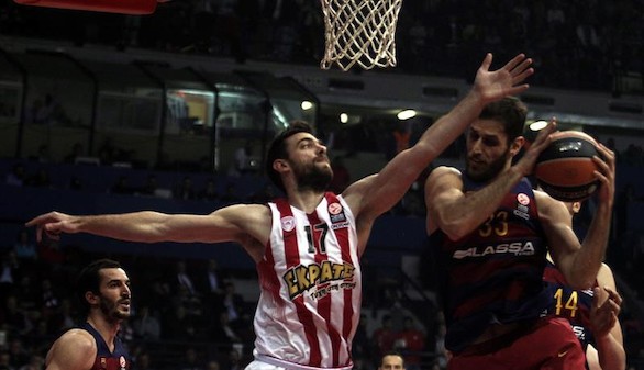 La defensa y el rebote de Olympiacos anulan al Barcelona en Atenas | 74-62