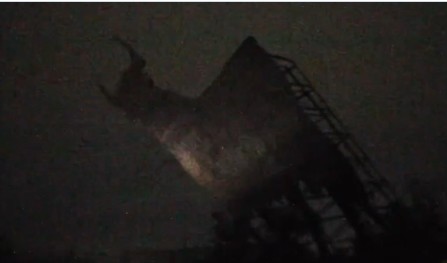 Los cachorros de Bildu derriban el único toro de Osborne del País Vasco: 