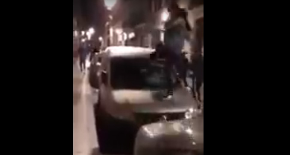 Encapuchados destrozan coches en las calles de Lavapiés