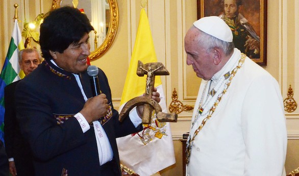 Evo Morales regala al Papa una cruz formada por una hoz y un martillo