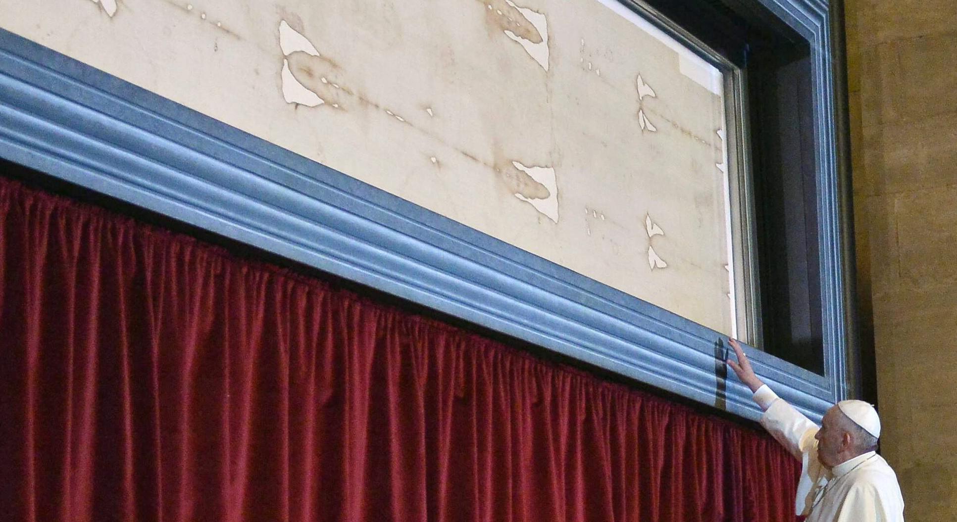 El Papa ora ante la Sábana Santa durante 10 minutos de profundo recogimiento