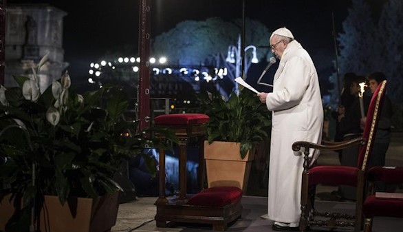El Papa clama en el Via Crucis contra el terrorismo, corruptos y pederastas