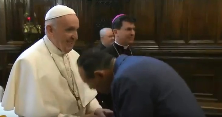 La brusca reacción del Papa para que no le besen el anillo