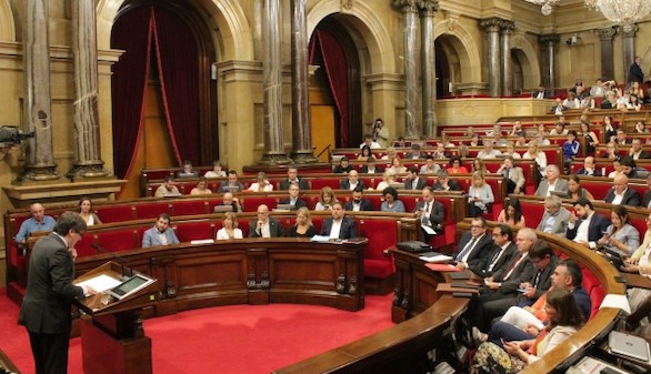 Protesta ante el Parlament contra la reforma de su reglamento