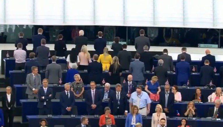 Eurodiputados del Brexit Party dan la espalda al himno europeo