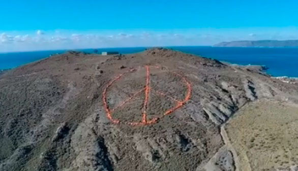 En Lesbos, tres mil chalecos salvavidas forman el símbolo de la paz